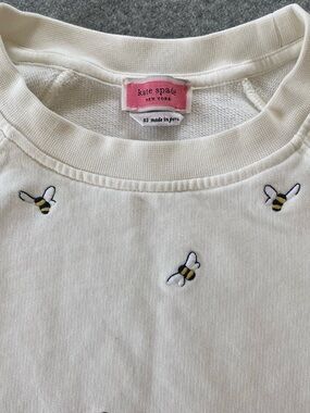 Adorable kate spade cream sweatshirt with cute bee embroidery (women xs)